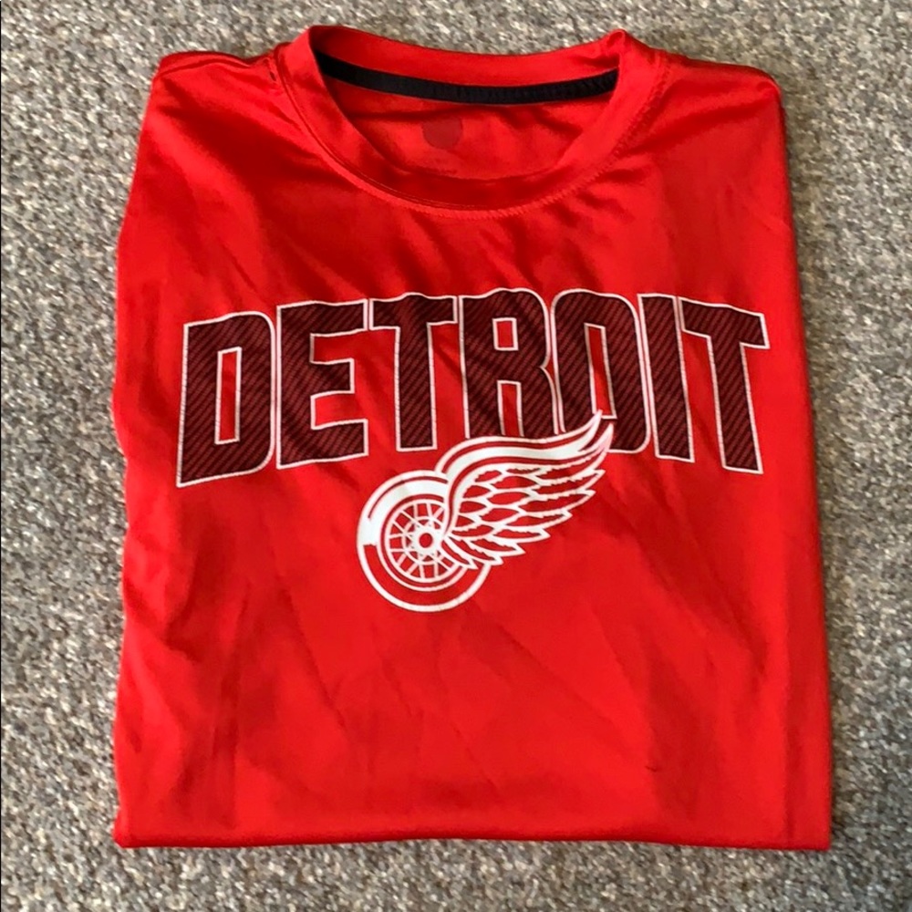 Detroit red wings tee shirt